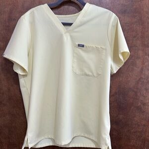 Figs women’s Short Sleeve V-Neck Shirt L and LP high rise joggers - light yellow